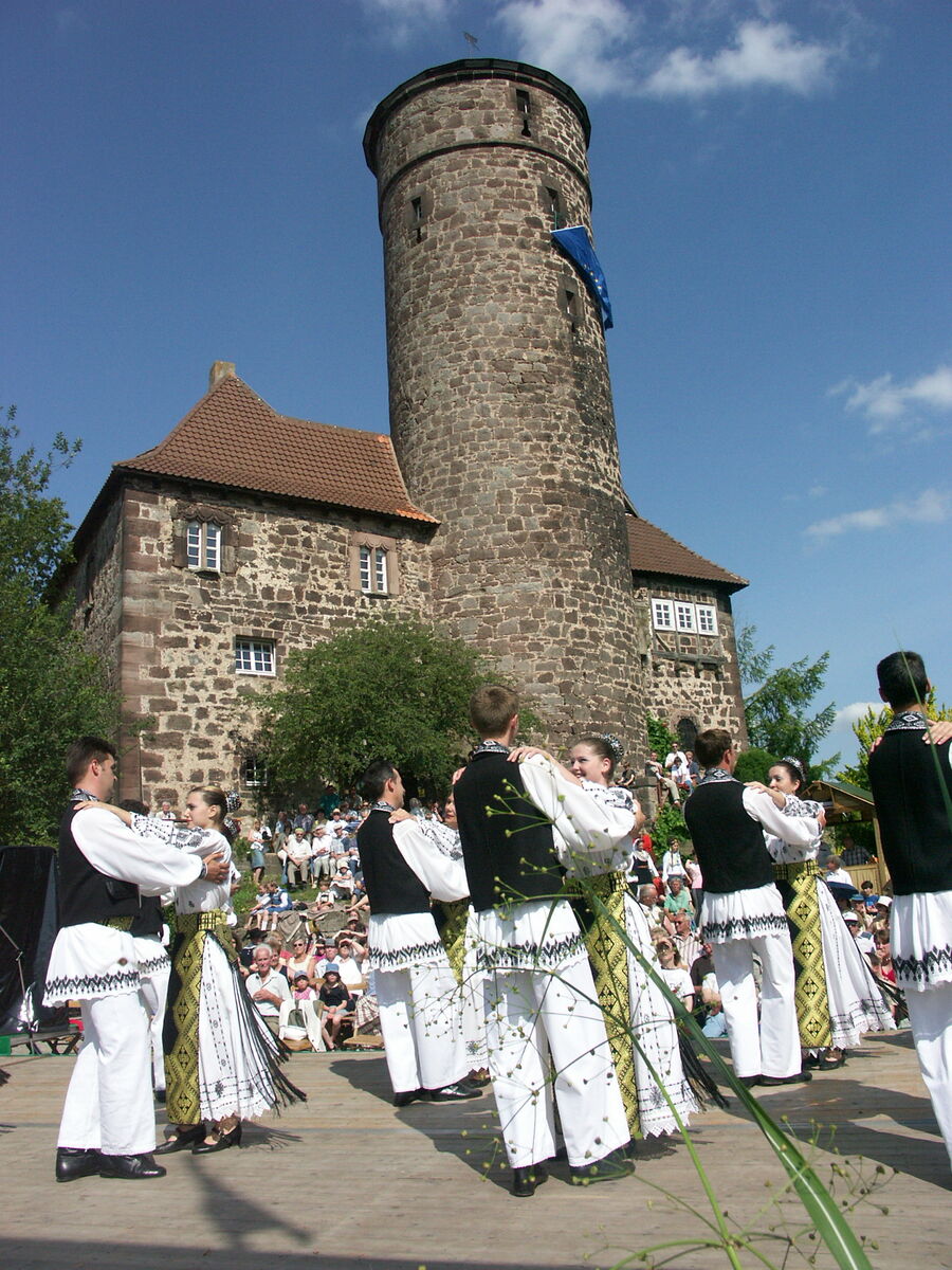 Folkloretanz vor dem Burgturm