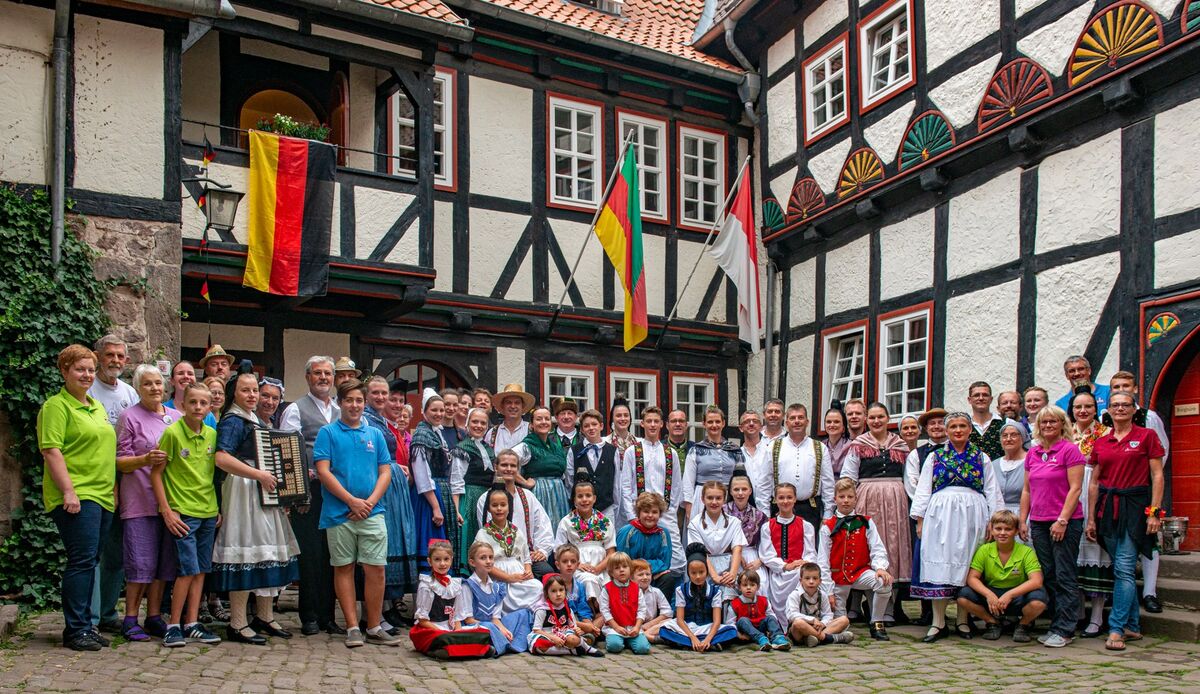 Vereinsmitglieder im Fachwerkinnenhof